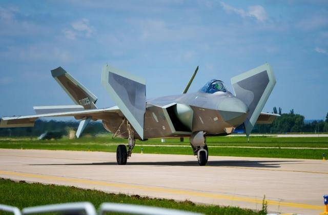 皇冠登1代理_“歼-20时刻”再现皇冠登1代理,中国领先美国一步,谁家六代机还是PPT?