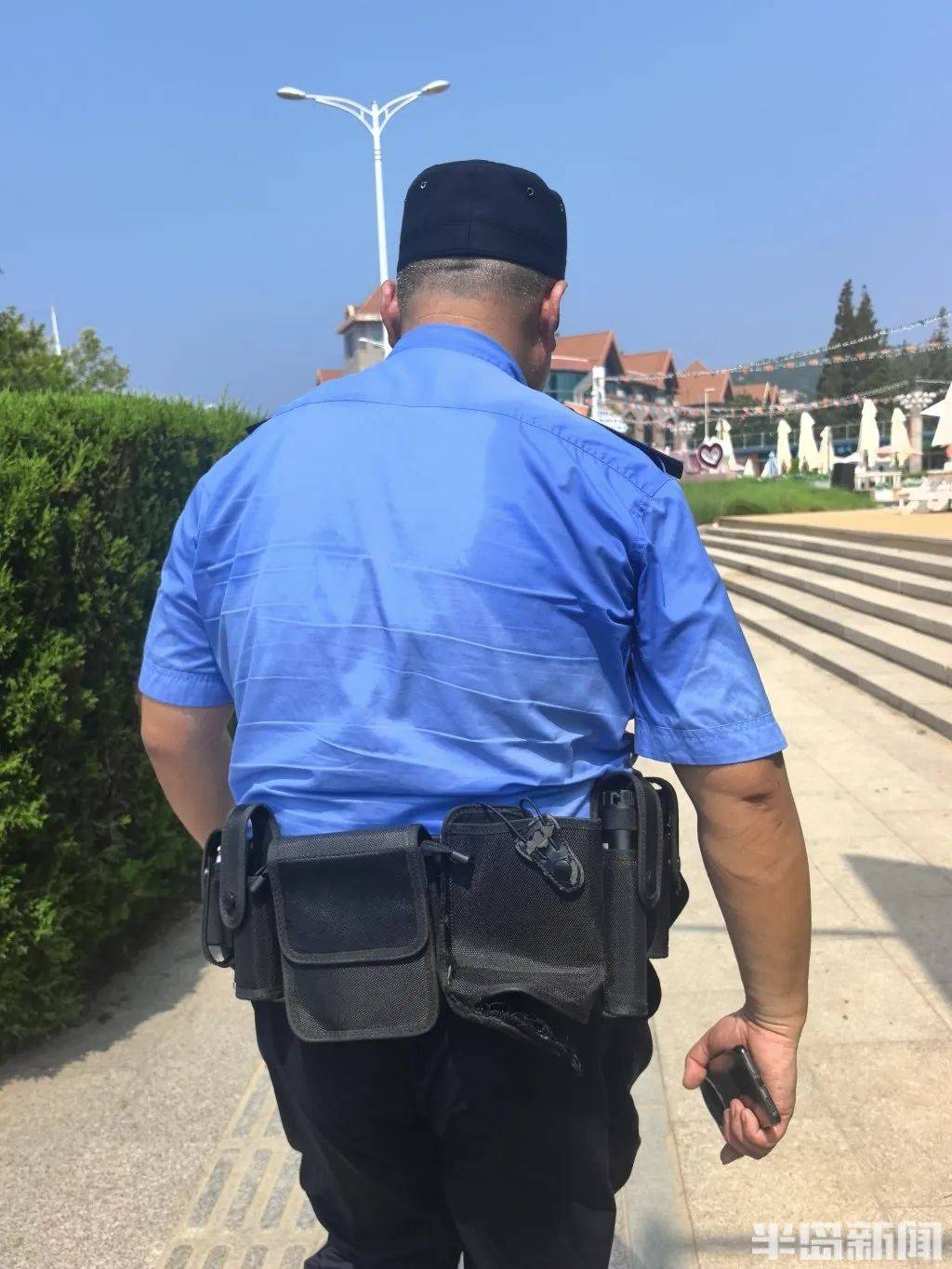 五大联赛_70岁老人来青岛一浴游泳五大联赛,上岸发现衣服和手机都不见了,民警找了两个多小时……