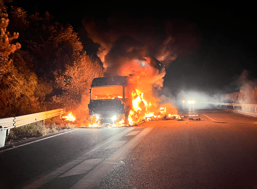 荷兰乙组联赛
_司机往后视镜一看荷兰乙组联赛
,糟了!670万元货物“葬身火海”