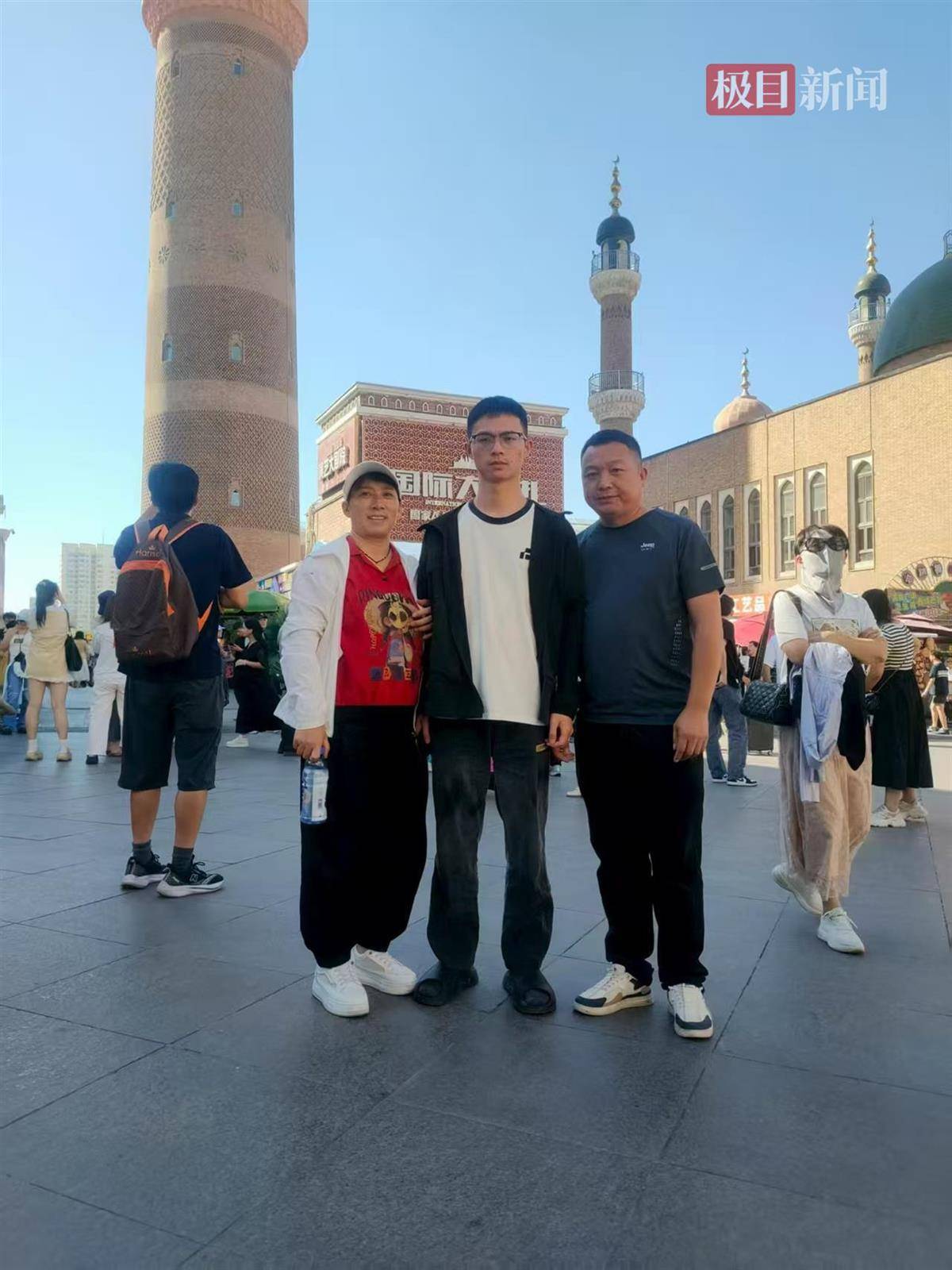 巴勒莫vs弗洛西诺尼_安徽夫妇自驾送儿子去新疆石河子上大学:6天穿越3700公里巴勒莫vs弗洛西诺尼,沿途打卡景点每天还直播7小时,刚到校就被粉丝认出