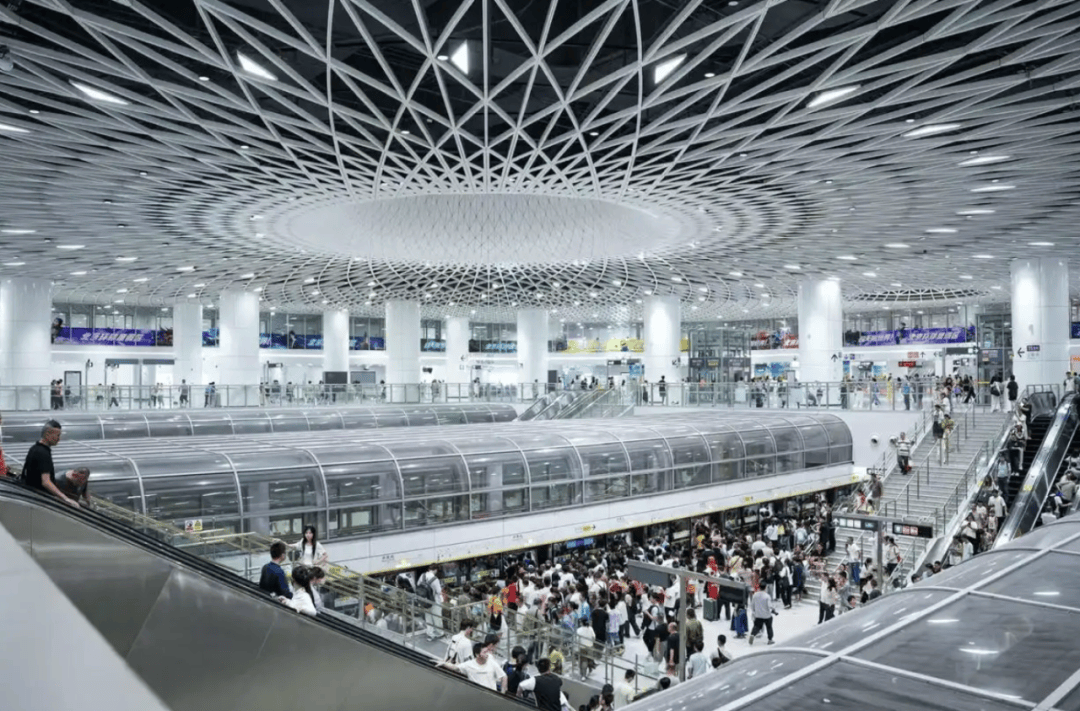 黑镇市vs卧龙岗狼队_历史首次!深圳地铁客流又爆了黑镇市vs卧龙岗狼队,这三条线路人最多