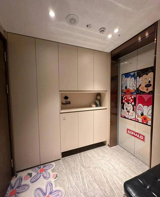 意大利甲组联赛_物业“不让门口放鞋子”意大利甲组联赛，门口放鞋柜违法吗？