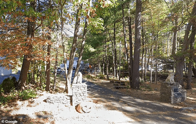 皇冠信用网开户_美国12岁女孩遭养父性侵7年皇冠信用网开户,怀孕生子,养母装不知道