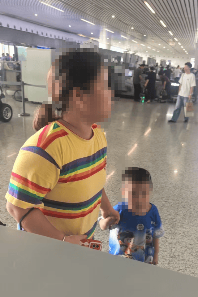 皇冠信用网代理_双胞胎哥哥在杭州东站被陌生女子抱走?派出所全员出动皇冠信用网代理,20分钟锁定“嫌疑人”,万万没想到……