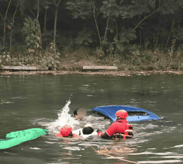 皇冠信用网如何申请_女儿被困坠河车内皇冠信用网如何申请,父亲借渔网撬门救女,关键时刻......