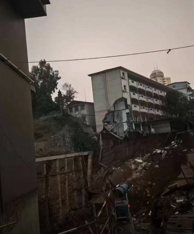 皇冠信用网怎么申请_男生学校打篮球时感觉地在抖动皇冠信用网怎么申请,5小时后操场在30秒内轰然坍塌