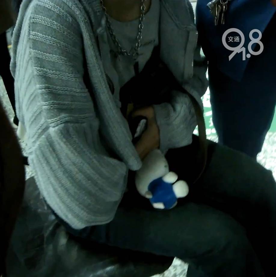 皇冠信用网开户
_杭州地铁内皇冠信用网开户
，女乘客突然崩溃大哭！紧接着……这一幕被拍下